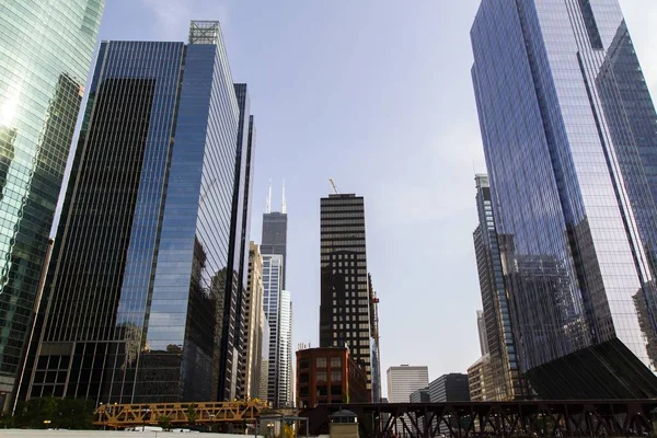 Rascacielos de cristal en un distrito financiero en Surise, mirando hacia arriba perspectiva, Chicago, EE.UU. — Foto de Stock
