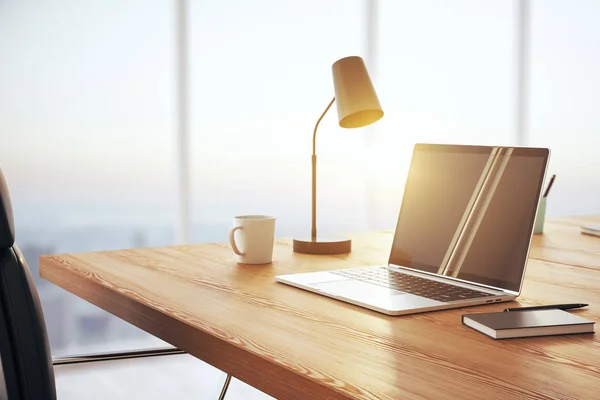 Sonniger Arbeitsplatz mit Holzschreibtisch, Laptop, Tasse Kaffee und Lampe vor großem Fensterhintergrund. 3D-Darstellung — Stockfoto