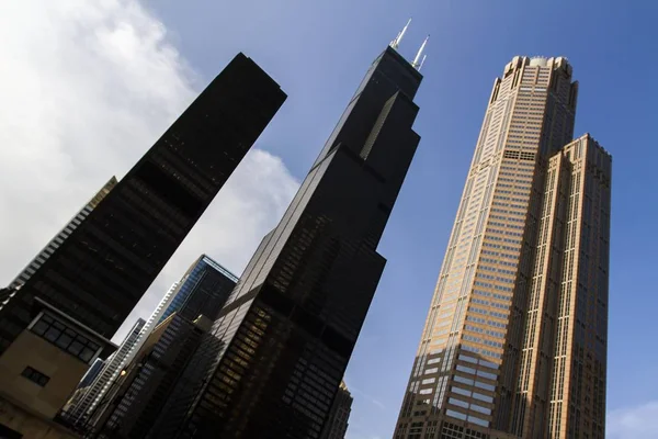 Chicago felhőkarcolók egy pénzügyi kerületben napkeltekor, felfelé néző perspektíva, USA — Stock Fotó