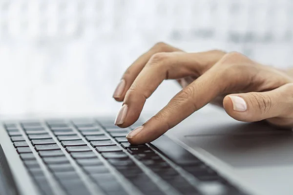 Γυναικείο δάχτυλο πατάει ένα κουμπί σε ένα πληκτρολόγιο laptop, επιχείρηση και την έννοια της τεχνολογίας. Κλείσε. — Φωτογραφία Αρχείου
