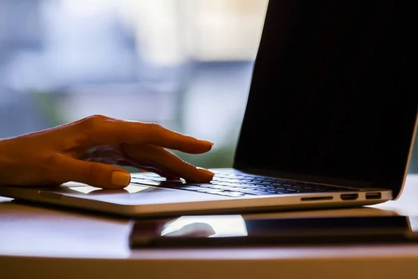 Γυναίκα που εργάζεται με φορητό υπολογιστή και ψηφιακό tablet σε ηλιόλουστο γραφείο, επιχείρηση και την έννοια της τεχνολογίας. Κλείσε. — Φωτογραφία Αρχείου