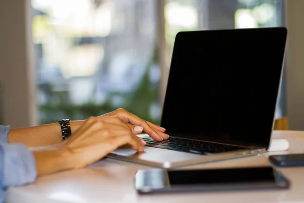 Manos femeninas trabajando con teclado portátil y tableta digital en oficina soleada, concepto de negocio y tecnología. De cerca. — Foto de Stock