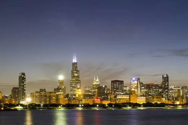 Мбаппе вид на горизонт Чикаго с набережной ночью, Иллинойс, США — стоковое фото