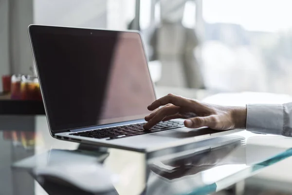 Hombre Escribiendo Teclado Del Ordenador Portátil Oficina Soleada Negocio Concepto — Foto de Stock