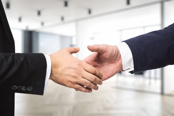 Два Бизнесмена Пожимают Руки Фоне Современного Меблированного Офиса Концепция Сделки — стоковое фото