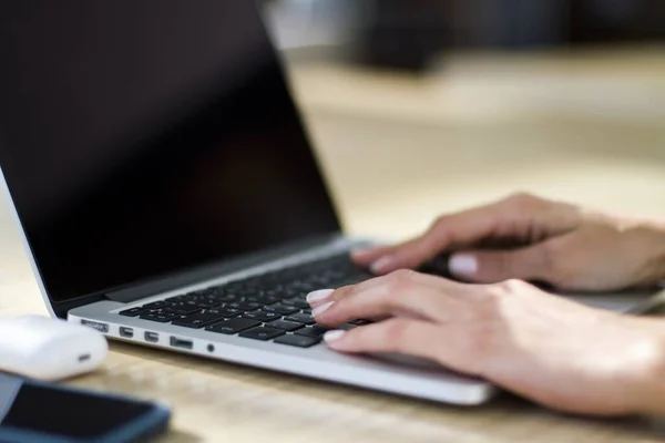 Επιχειρηματίας Που Εργάζεται Πληκτρολόγιο Laptop Και Ψηφιακό Tablet Ηλιόλουστο Γραφείο — Φωτογραφία Αρχείου