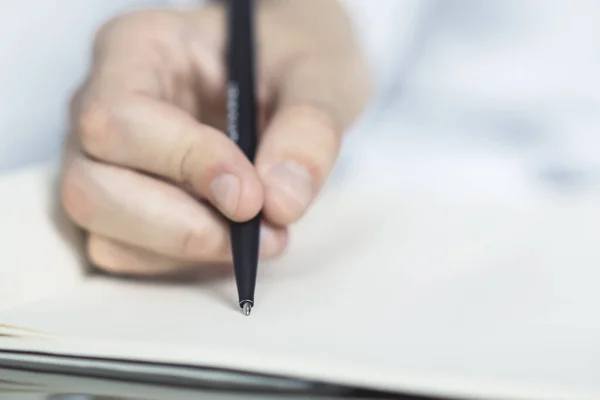 Man Schrijft Met Een Pen Notitieboekje Een Zonnig Kantoor Bedrijfs — Stockfoto