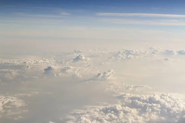 劇的な光で雲の上の美しい空の背景 — ストック写真