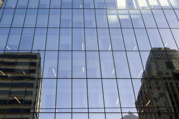 Pared Cristal Del Edificio Oficinas Con Reflejos Vista Inferior — Foto de Stock