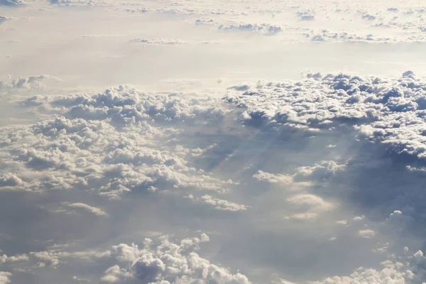 Piękne Tło Nieba Nad Chmurami Dramatycznym Światłem — Zdjęcie stockowe