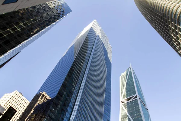 Rascacielos Modernos Distrito Financiero Atardecer Mirando Hacia Arriba Perspectiva Bienes — Foto de Stock