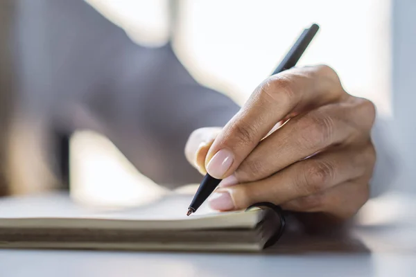 Mulher Escreve Com Uma Caneta Caderno Escritório Ensolarado Conceito Negócios — Fotografia de Stock