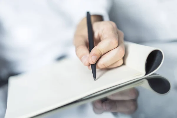 Man Schrijft Met Een Pen Notitieboekje Een Zonnig Kantoor Bedrijfs — Stockfoto
