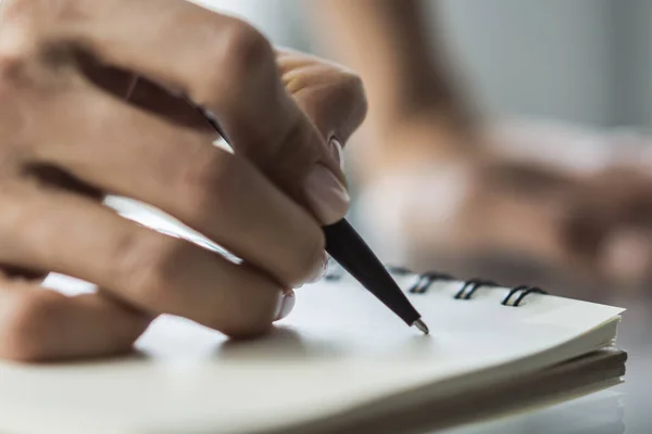 Mulher Escreve Com Uma Caneta Bloco Notas Escritório Ensolarado Conceito — Fotografia de Stock