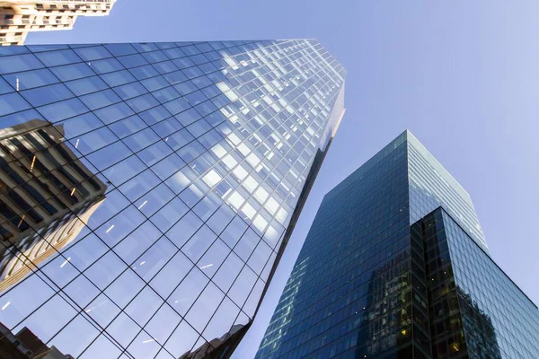 Pared Cristal Edificios Oficinas Con Reflejos Vista Inferior — Foto de Stock