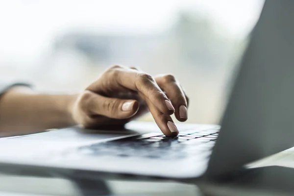 Γυναικείο δάχτυλο πατάει ένα κουμπί σε ένα πληκτρολόγιο laptop, επιχείρηση και την έννοια της τεχνολογίας. Κλείσε. — Φωτογραφία Αρχείου