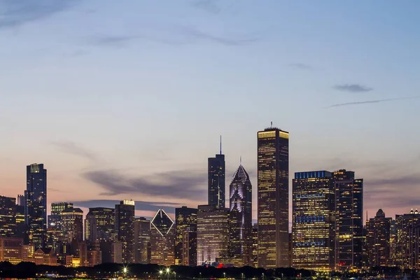 Krásný výhled na Chicago panorama za soumraku, Illinois, USA — Stock fotografie