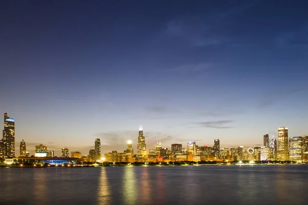 Illinois, ABD 'de gece vakti Chicago' nun gökyüzü manzarası çok güzel. — Stok fotoğraf