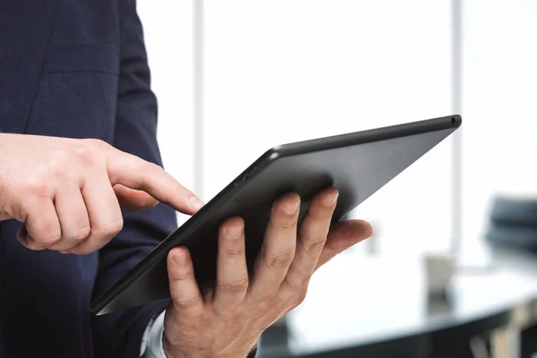 Homem usando tablet digital em brilhante escritório ensolarado, de perto. Conceito de tecnologia — Fotografia de Stock