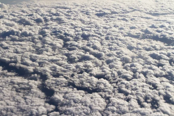 Piękne tło nieba nad chmurami z dramatycznym światłem — Zdjęcie stockowe