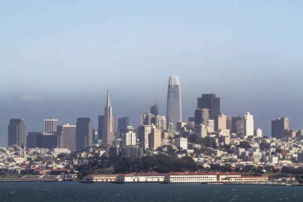 Krásný výhled na panorama San Franciska ve dne s nábřežím, Kalifornie, USA — Stock fotografie