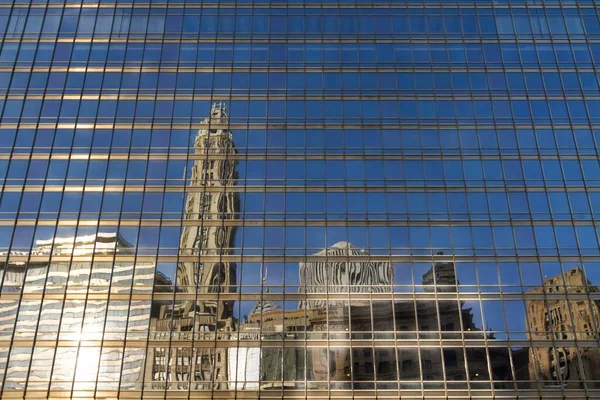 Pared de cristal del edificio de oficinas con reflejos, vista inferior — Foto de Stock