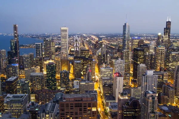 Vacker antenn utsikt över Chicago skyline på kvällen, Illinois, USA Stockbild