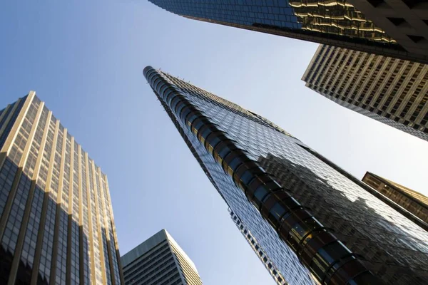 Rascacielos modernos en un distrito financiero al atardecer, mirando hacia arriba perspectiva, bienes raíces y concepto de éxito, EE.UU. — Foto de Stock