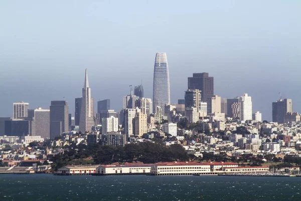 Krásný výhled na panorama San Franciska ve dne s nábřežím, Kalifornie, USA — Stock fotografie