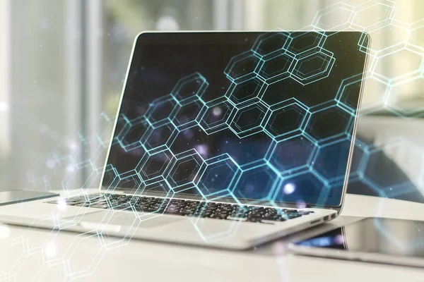 Dubbel exponering av teknik hologram med hexagon på laptop bakgrund. Programvara för forskning och utveckling — Stockfoto