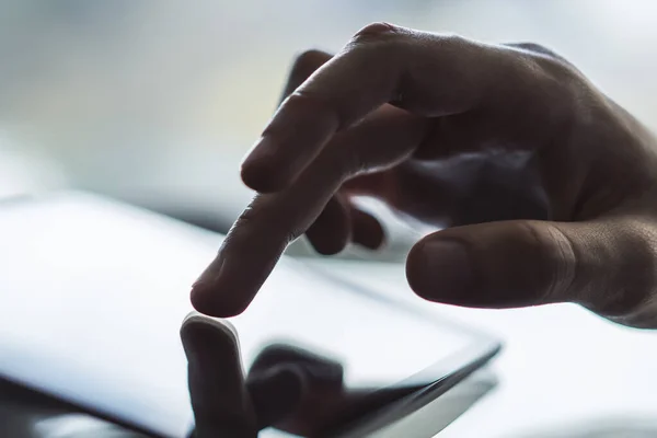 El dedo masculino hace clic en una tableta digital, negocio y concepto de tecnología. De cerca. — Foto de Stock