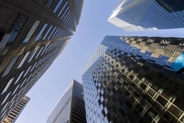 Perspectiva de edificios de oficinas modernos en el distrito financiero al atardecer, bienes raíces y concepto de éxito, EE.UU. — Foto de Stock