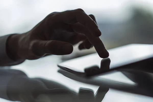 El dedo masculino hace clic en una tableta digital, negocio y concepto de tecnología. De cerca. — Foto de Stock