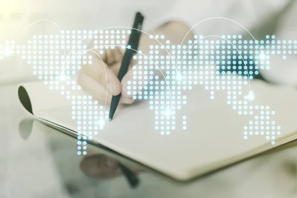 Mapa do mundo criativo abstrato com conexões e escrita à mão do homem em notebook em segundo plano, conceito de comércio internacional. Multiexposição — Fotografia de Stock