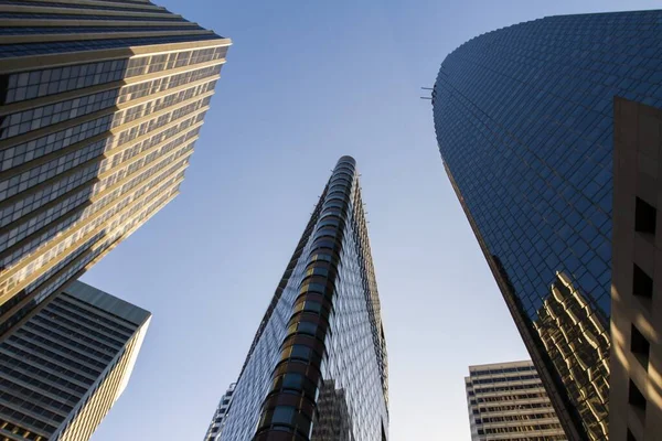 Rascacielos modernos en un distrito financiero al atardecer, vista de fondo, bienes raíces y concepto de éxito, EE.UU. — Foto de Stock