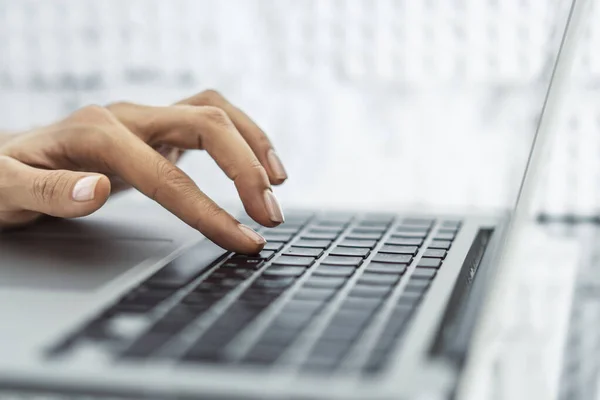 Γυναίκα δάχτυλο πατάει ένα κουμπί σε ένα πληκτρολόγιο laptop, επιχείρηση και την έννοια της τεχνολογίας. Κλείσε. — Φωτογραφία Αρχείου