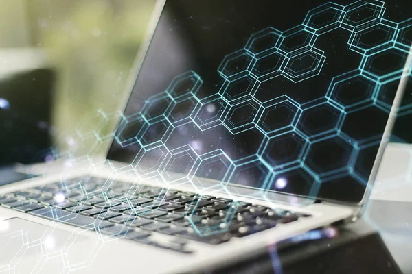 Kreativt koncept av trådlös teknik med hexagon hologram på modern bärbar bakgrund. Stordata och databaskoncept. Multiexponering — Stockfoto