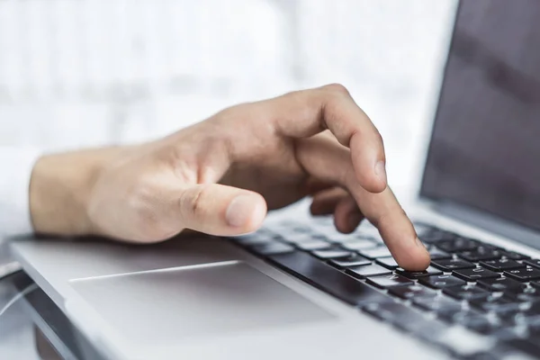 Αρσενικά χέρια πληκτρολογώντας στο πληκτρολόγιο laptop στο ηλιόλουστο γραφείο, την επιχείρηση και την τεχνολογία έννοια. Κλείσε. — Φωτογραφία Αρχείου