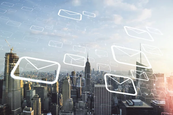 Abstrato virtual envelopes postais ilustração sobre Nova York skyline fundo. Conceito de e-mail e comunicações. Multiexposição — Fotografia de Stock