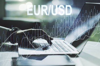 EURO USD 'nin yaratıcı finansal grafik çizimi ve arka planda dizüstü bilgisayarda yazan eller kavramı. Ticaret ve para birimi kavramı. Çoklu pozlama