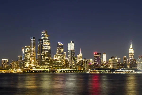 Krásný výhled na panorama New Yorku s nábřežím v noci, USA — Stock fotografie