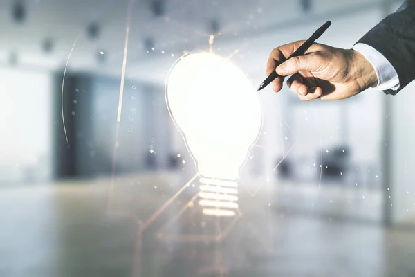 La mano del hombre con la pluma dibuja el concepto virtual de la idea con la ilustración de la bombilla en fondo borroso de la oficina. Multiexposición — Foto de Stock