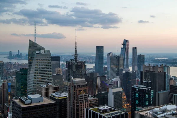 Beautiful aerial view of New York city skyline at sunset, USA — Stock Photo, Image