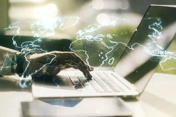 Abstrakte, kreative Weltkarte und Hände tippen auf Laptop im Hintergrund, internationales Handelskonzept. Mehrfachexposition — Stockfoto