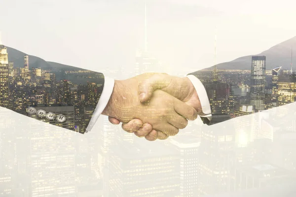 Händedruck zweier Geschäftsleute vor dem Hintergrund moderner Stadtsilhouette, Deal und Partnerschaftskonzept. Mehrfachexposition — Stockfoto
