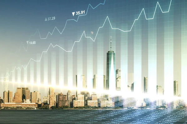 뉴욕 스카이라인 배경, 전략학 및 투자 개념에 관한 노골적 인 가상 금융 그래프 홀로그램. 과잉 노출 — 스톡 사진