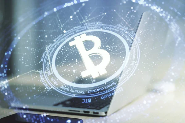 Dvojitá expozice kreativní Bitcoin symbol hologram s počítačem na pozadí. Koncept těžebního a blockchainu — Stock fotografie