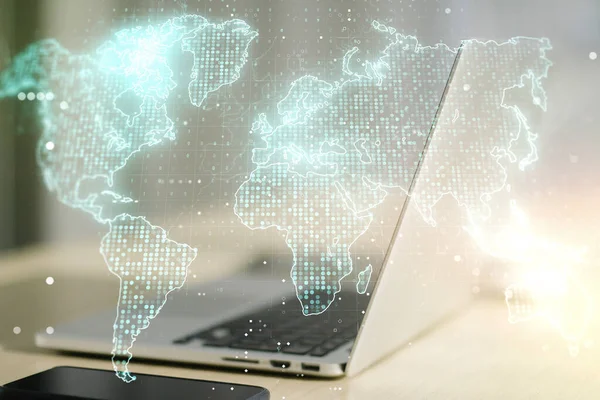 Doppelbelichtung abstrakter digitaler Weltkarte auf Laptop-Hintergrund, Forschungs- und Strategiekonzept — Stockfoto