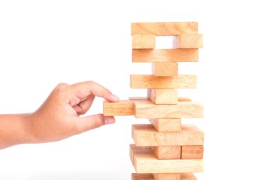 Blok ahşap oyun (jenga) üzerinde beyaz backgrou izole tutan el