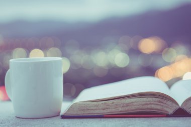 Tezgah ve renkli b beyaz kahve fincanı ve eski kitap kadar kapatın